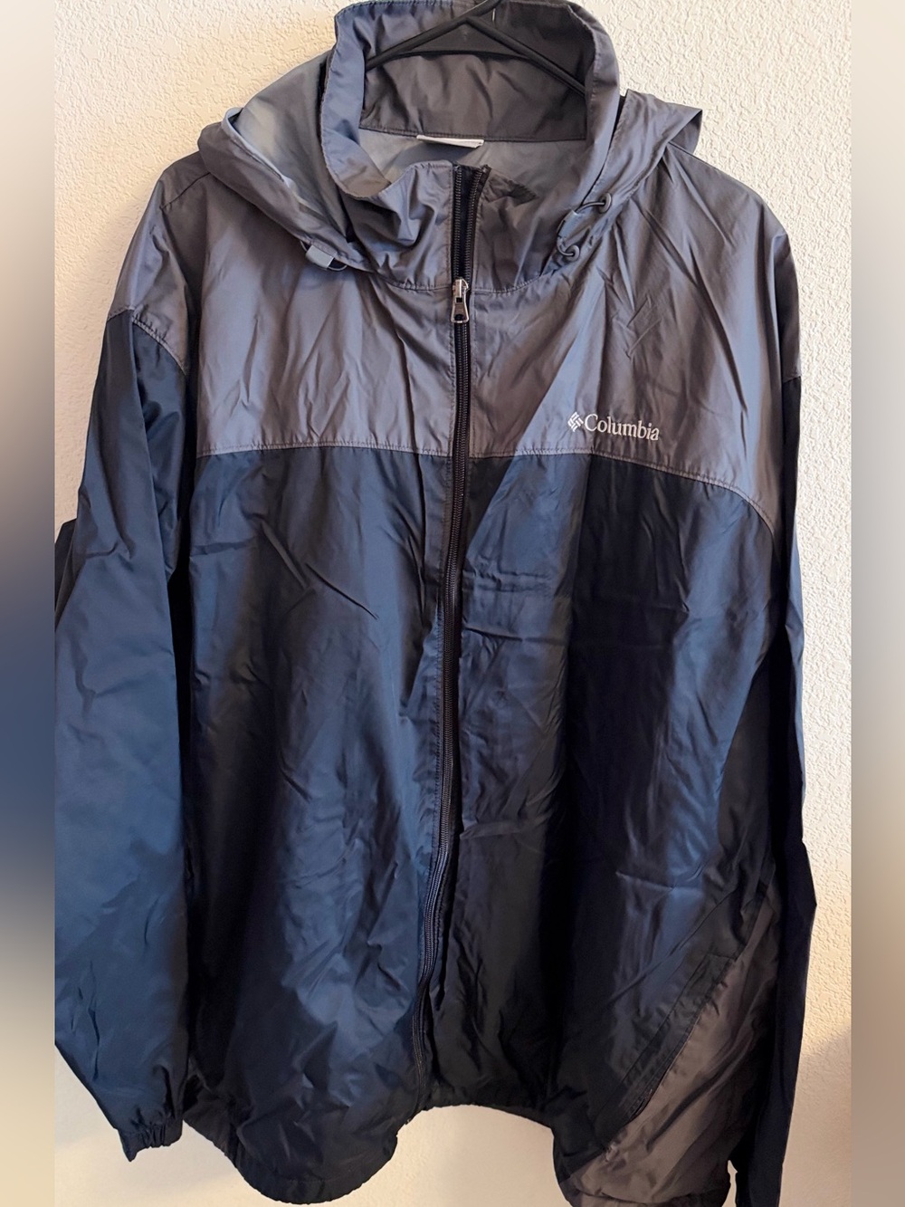 Columbia Men's Two-Tone Black and Gray Rain Jacket